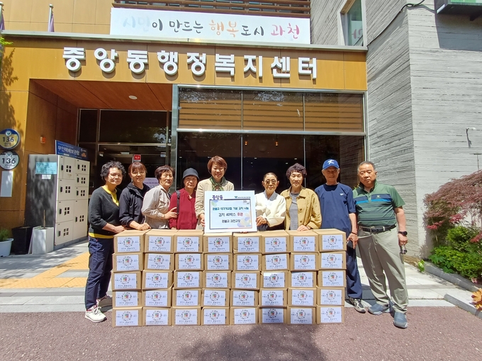 원불교 과천교당이 김치 200kg(40박스)을 과천시 중앙동 행정복지센터에 전달했다. (사진=과천시 제공)