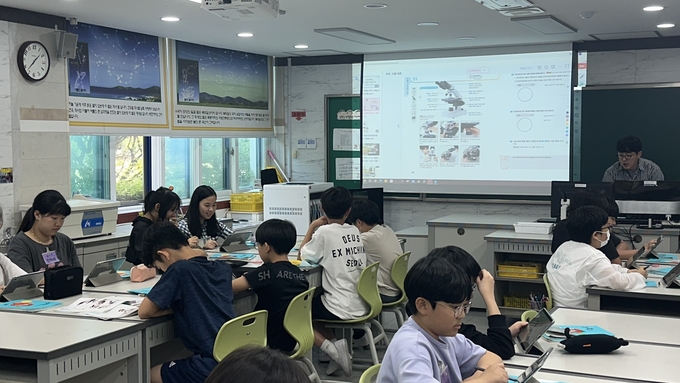 23일 오후 청계초등학교 과학실에서 하이러닝을 활용한 과학 수업이 진행되고 있다. (사진=박민정 기자)