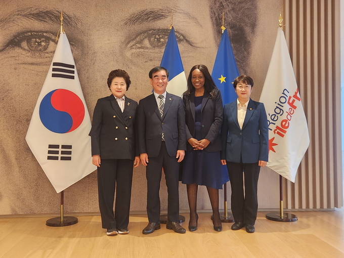 22일 프랑스 일드프랑스주의회에서 경기도의회 염종현 의장과 남경순 부의장, 고은정 경제노동위 부위원장이 안 루이즈 메자디유 일드프랑스주 연대개발 특별대표와 기념촬영을 하고 있다. (사진=경기도의회 제공)