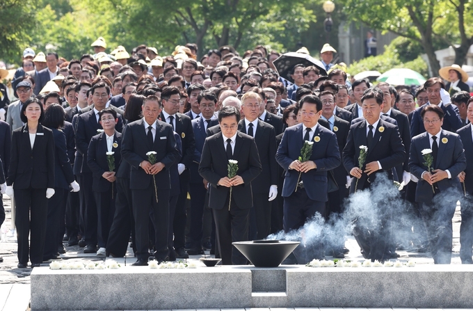 김동연 경기도지사가 23일 오후 경남 김해 봉하마을에서 열린 고(故) 노무현 전 대통령 15주기 추도식에서 노 전 대통령의 묘역에 헌화하고 있다. (사진=경기도 제공)