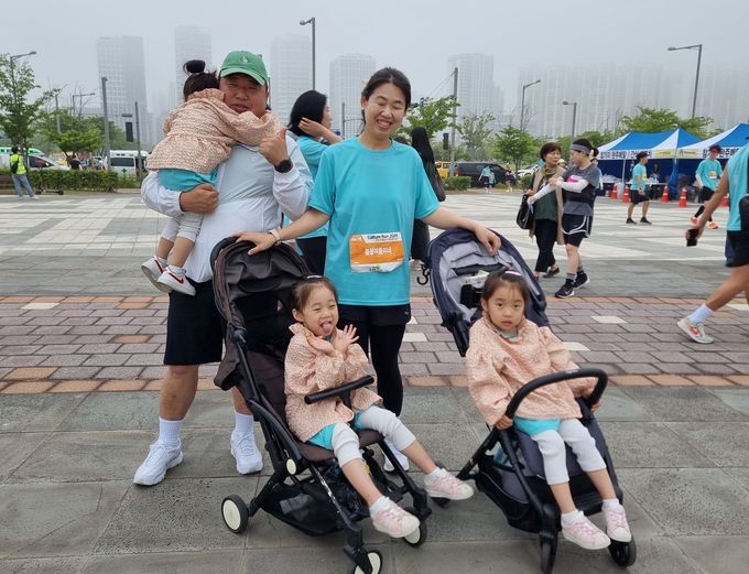 경기도 광주에서 온 ‘봄봄여름이네’ 팀은 5㎞ 코스 가족런 부문에 참가했다. ( 사진 = 김민지 기자 )