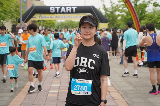 25일 오전 인천 중구 씨사이드파크 일원에서 열린 ‘컬쳐런 2024 인천영종국제도시 마라톤대회’에서 10㎞ 코스 여자 1등 러너 박소연 씨가 기념촬영을 하고 있다. ( 사진 = 김주헌 기자 )