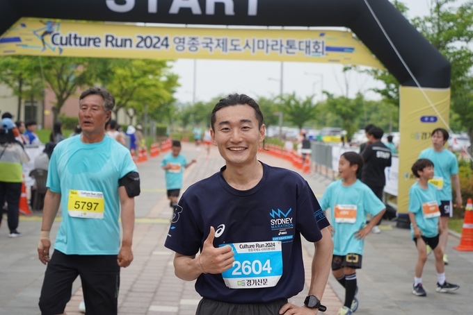 25일 오전 인천 중구 씨사이드파크 일원에서 열린 ‘컬쳐런 2024 인천영종국제도시 마라톤대회’에서 10㎞ 코스 남자 1등 러너 김인기 씨가 기념촬영을 하고 있다. ( 사진 = 김주헌 기자 )