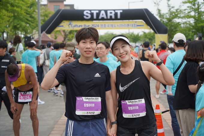 25일 오전 인천 중구 씨사이드파크 일원에서 열린 ‘컬쳐런 2024 인천영종국제도시 마라톤대회’에서 10㎞ 코스 커플런 1등 러너 최샘·강덕화 씨가 기념촬영을 하고 있다. ( 사진 = 김주헌 기자 )