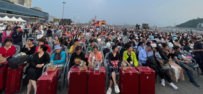 지난 25일 인천 중구 상상플랫폼 앞마당에서 열린 ‘1883 인천맥강파티’에 외국인 관광객 1만 394명이 참여했다. ( 사진 = 인천관광공사 제공 )