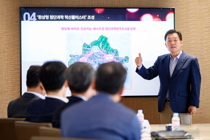 지난 24일 개최된 수원상공회의소 임원진 간담회에서 이재준 수원시장이 수원시 기업지원정책을 소개하는 모습. (사진=수원시 제공)