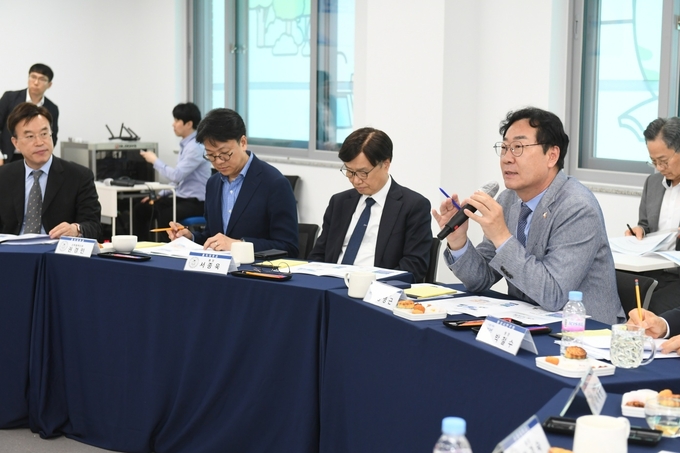 정 명근 화성시장은 지난 24일 화성시민대학에서 지역 내 대학 총장들과 만난 소통의 자리를 가졌다. (사진=화성시 제공)