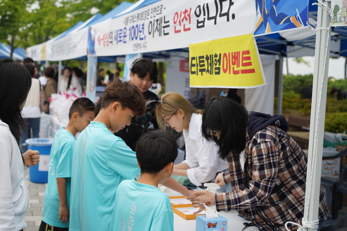 25일 오전 인천 중구 씨사이드파크 일원에서 열린 ‘컬쳐런 2024 인천영종국제도시 마라톤대회’에서 참가자들이 부스에서 타투 체험을 하고 있다. ( 사진 = 김주헌 기자 )
