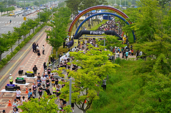 25일 오전 인천 중구 씨사이드파크 일원에서 열린 ‘컬쳐런 2024 인천영종국제도시 마라톤대회’에서 하프 코스 참가자들이 힘차게 출발하고 있다. ( 사진 = 김주헌 기자 )
