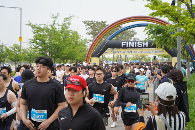 25일 오전 인천 중구 씨사이드파크 일원에서 열린 ‘컬쳐런 2024 인천영종국제도시 마라톤대회’에서 10㎞ 참가자들이 신호와 함께 출발하고 있다. ( 사진 = 김주헌 기자 )