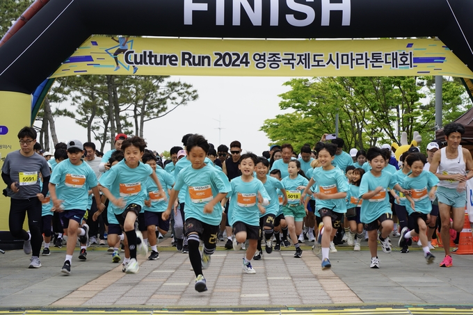 25일 오전 인천 중구 씨사이드파크 일원에서 열린 ‘컬쳐런 2024 인천영종국제도시 마라톤대회’에서 5㎞ 참가자들 중 아이들이 먼저 출발점을 박차고 나가고 있다. ( 사진 = 김주헌 기자 )