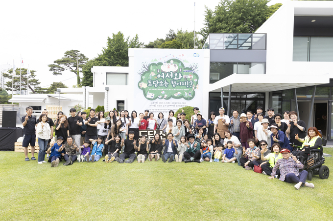 지난 25일 도담소에서 진행된 ‘도담소 열린 개방행사’에서 김동연 경기도지사와 도민들이 기념촬영을 하고 있다. (사진=경기도 제공)