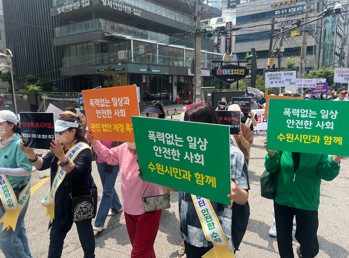 지난 24일 인계동 번화가 ‘인계박스’ 일대에서 진행된 박병화 퇴거 촉구 현수막·피켓 캠페인 모습. (사진=장진 기자)