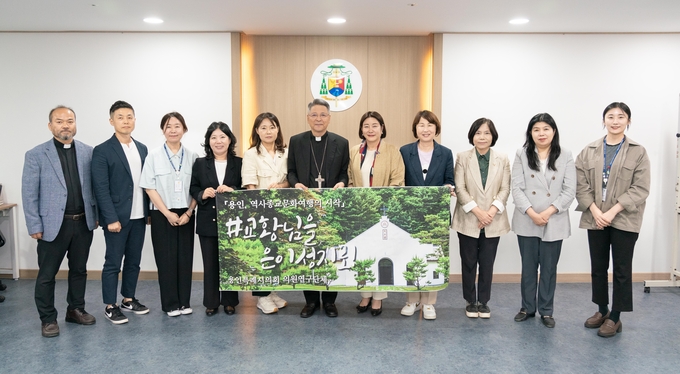 용인특례시의회 의원연구단체가 수원교구 이성효 리노 주교와 만남을 가졌다. (사진=용인시의회 제공)