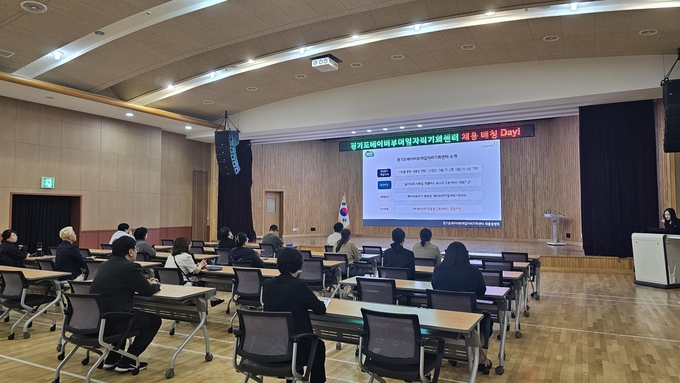 지난 24일 ‘일자리 매칭 Day’ 채용설명회에서 베이비부머 채용 희망 기업 인사담당자가 직무 정보를 설명하고 있다. (사진=경기도 제공)