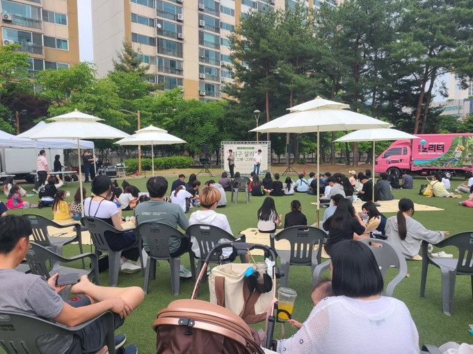 대경대 남양주캠퍼스 뮤지컬 전공 학생들이 남양주 진접에서 개최된 '지구를 살리장' 프로그램에 참여해 공연을 하고 있다. (사진=대경대 제공)