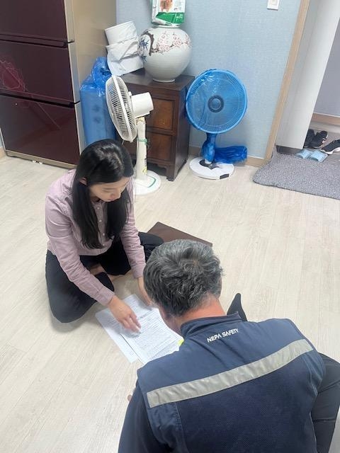 수원시 관계자가 ‘AI(인공지능) 노인 말벗서비스’를 설명하는 모습. (사진=수원시 제공)