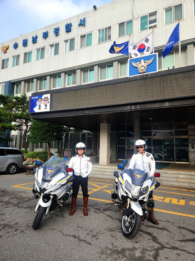  싸이카로 위독한 시민을 호송해 생명을 구한 수원남부경찰서 박신주 경감(왼쪽)과 박진우 순경(오른쪽). (사진=경기남부경찰청 제공)