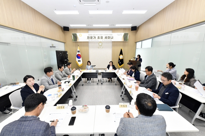 따뜻한 복지만들기 연구 모임에 참석한 의원들과 관계 전문가들의 열띤 토의를 벌이고 있다. (사진=김포시의회제공)