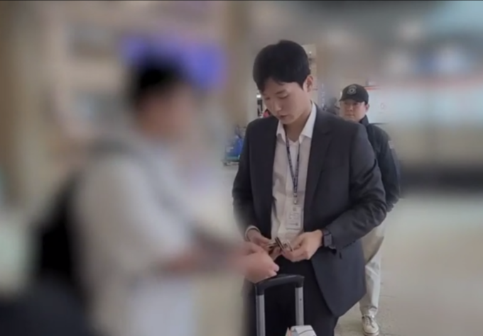  인천공항에서 체포된 성 착취물 사이트 운영자(왼쪽). (사진=경기북부경찰청 제공)