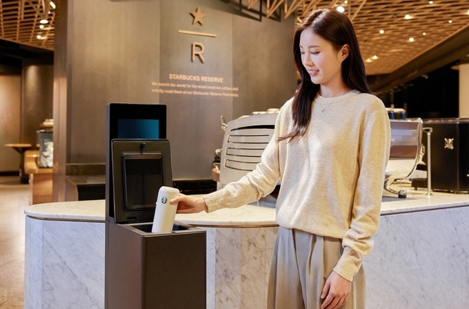 LG 마이컵을 이용해 텀블러를 세척하는 모습. (사진=LG전자 제공)