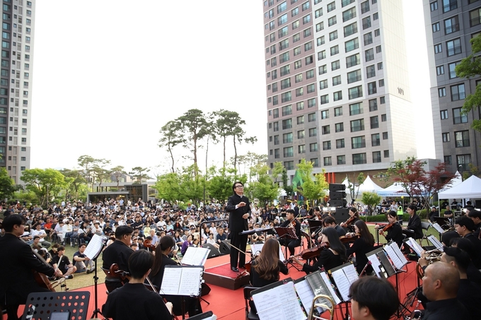 웨스턴 심포니 오케스트라가 연주하고 있는 모습. (사진=대우건설 제공)
