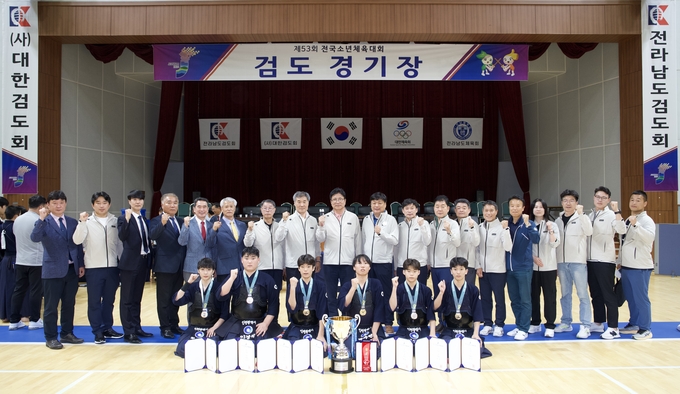  도성훈 인천시교육감이 26일 제53회 전국소년체육대회가 열리는 전라남도 일원을 찾차 인천선수단 현지 격려를 하고 있다. ( 사진= 인천시교육청 제공 )