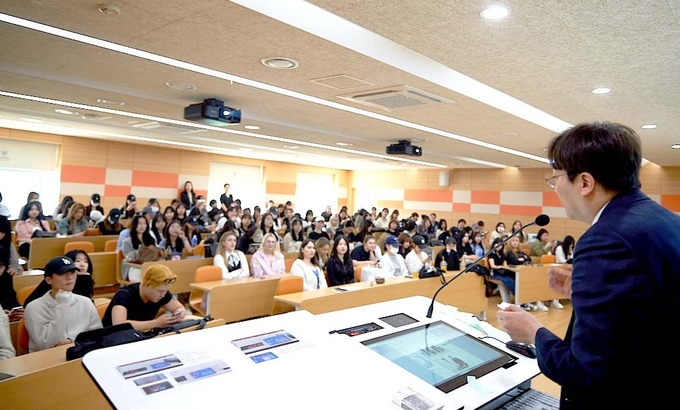 루비성형외과의 허정우 대표원장이 경복대학교 의료미용학과 학생들을 상대로 특강을 하고 있다.(사진=경복대 제공)
