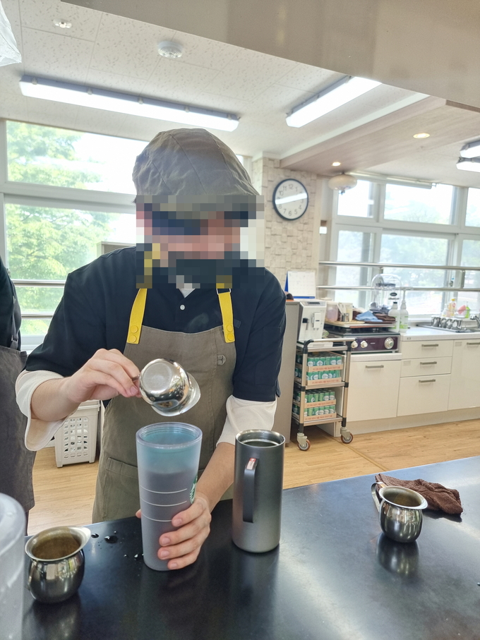 김명훈 씨(가명·20)가 주문받은 아메리카노를 제조하고 있다. ( 사진 = 김민지 기자 )
