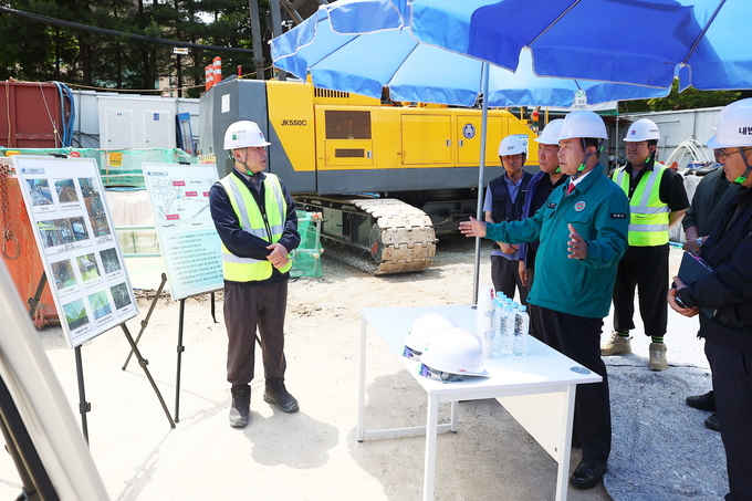 김성제 의왕시장이 내손동 송전탑(154kv) 지중화 공사 현장을 방문했다. (사진=의왕시 제공)