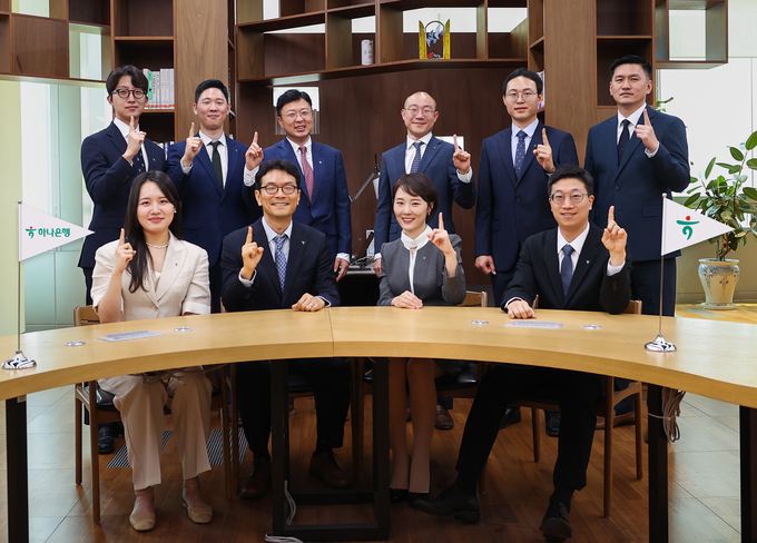 '하나은행 기업ESG컨설팅팀' 직원들이 기념촬영을 하고 있다. (사진=하나은행 제공)