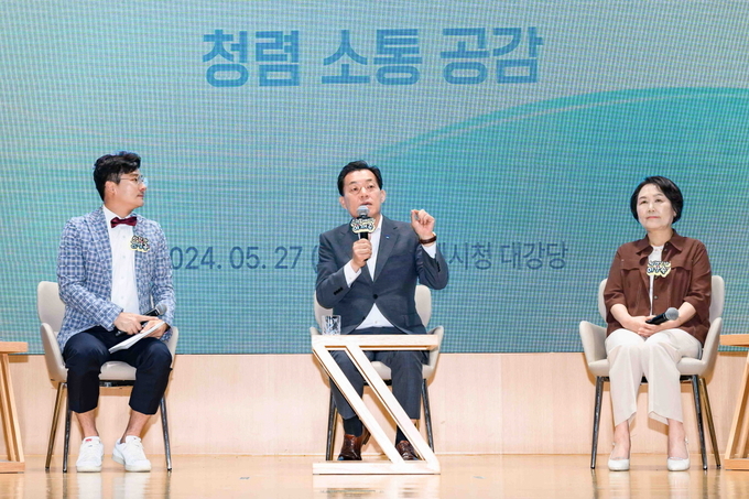 지난 27일 수원시청 대강당에서 진행된 ‘2024 시장님과 함께하는 청렴 토크 콘서트’에서 이재준 수원시장이 발언하는 모습. (사진=수원시 제공)