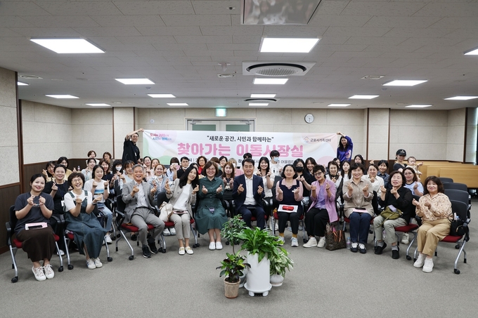 하은호 군포시장이 22일 가족센터에서 첫 이동시장실을 마치고 참석한 시민들과 기념촬영 모습. (사진=군포시 제공)