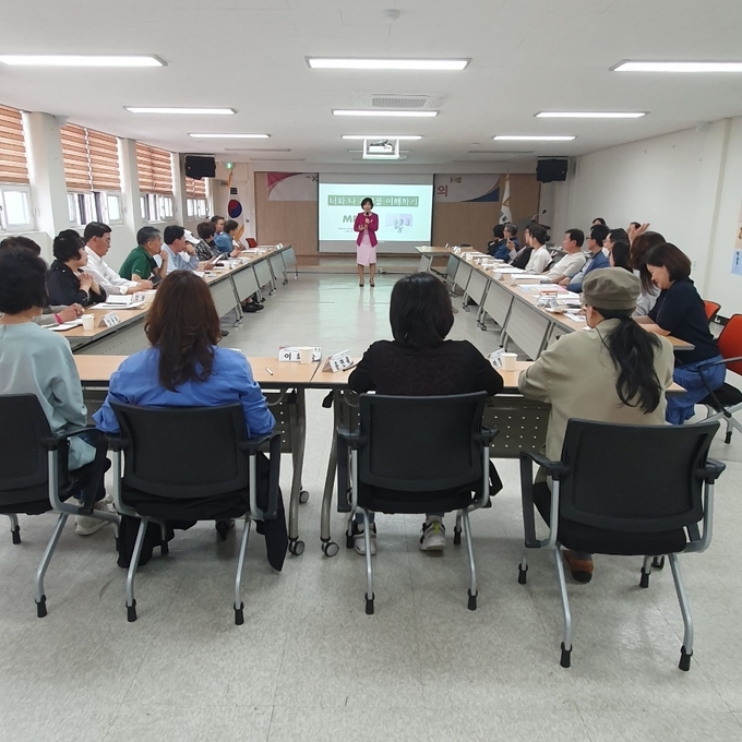 김포시 사우동행벙복지센터가 통장들을 대상으로 성격유형지표 소양교육을 실시하고 있다. (사진=사우동행정복지센터제공)
