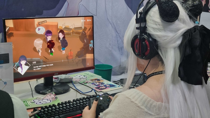 PC로 28!을 체험하고 있는 관람객. (사진=브릿지뮤직 제공)