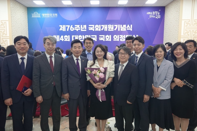 이재정 국회 산자위원장(왼쪽 네 번째)이 의정대상을 수상한 뒤 김진표 국회의장(세 번째) 등과 기념촬영을 하고 있다.(사진=이재정 의원실 제공)