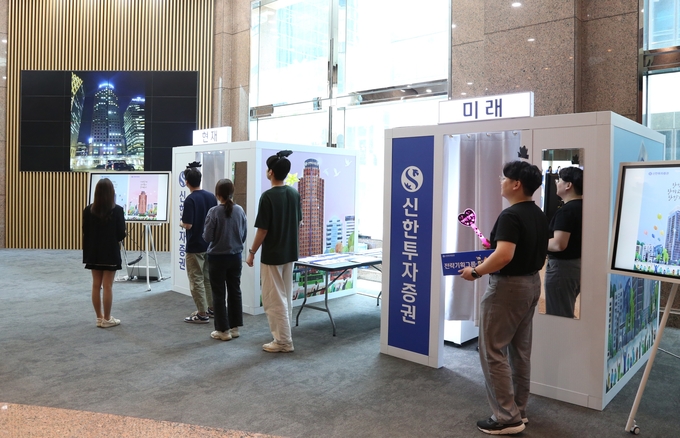신한투자증권이 개최한 ‘안녕이라고 말하지 마’ 사진전 모습. (사진=신한투자증권 제공)