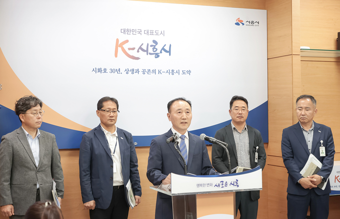 박영덕 안전교통국장은 28일 언론브리핑을 열고 “지난해 시흥시는 전년 대비 94.7%의 주택 침수 피해 감소율을 달성하며 재난 대응의 효과성과 우수성을 입증했다”라며 “올해도 재난취약지역 안전 점검, 예방 시설 확충, 예·경보시설 강화 등 선제적 재난 대응을 유지하고 있다”라고 밝혔다. (사진=김원규 기자)