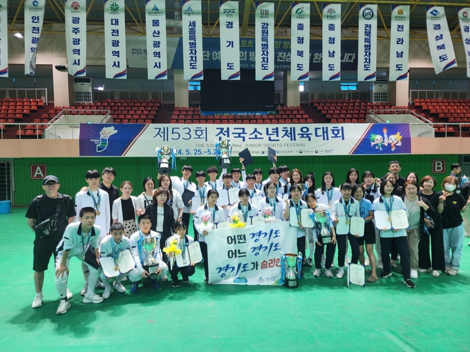 28일 전남 해남군 우슬체육관에서 막을 내린 제53회 전국소년체육대회 펜싱에서 금 6개, 은 3개, 동메달 1개 등 총 10개의 메달로 비공인 종목우승을 차지한 경기도 펜싱선수단이 기념사진을 찍고 있다. (사진=경기도펜싱협회 제공)
