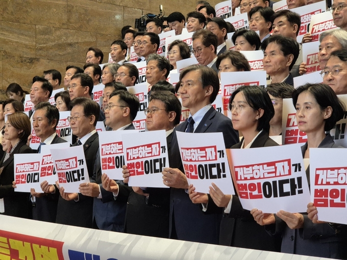 야6당(더불어민주당, 조국혁신당, 개혁신당, 새로운미래, 녹색정의당, 진보당)이 28일 국회 본관 로텐더홀 계단에서 채상병특검법 부결 규탄대회를 실시하고 있다. (사진=김한별 기자)
