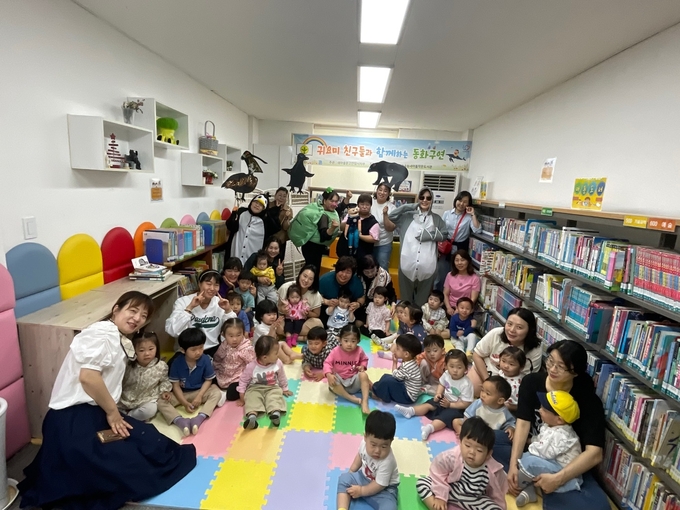새마을문고 안양시지부가 28일 새마을작은도서관에서 '귀요미 친구들과 함께하는 동화구연' 행사를 한 뒤 기념사진을 찍고 있다. (사진=새마을문고 안양시지부 제공)