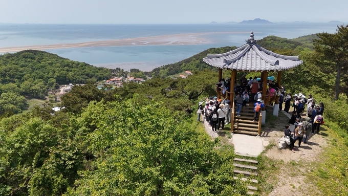 6기 대이작도 바다학교 학생들이 풀등이 내려다보이는 팔각정에서 경관을 감상하고 있다. ( 사진 = 인천시교육청 제공 )