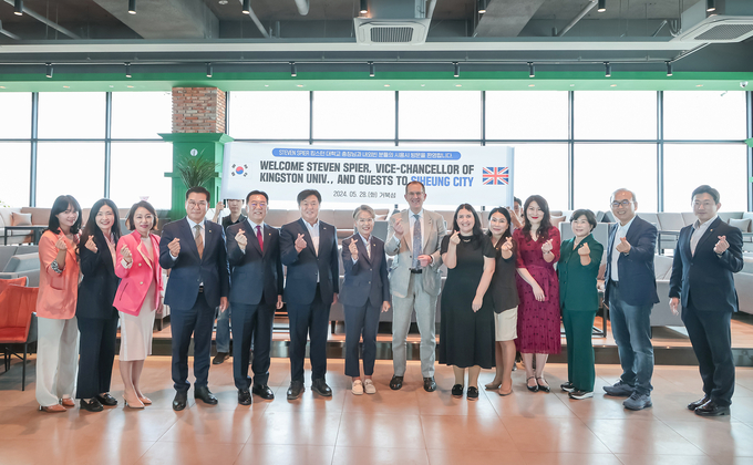 시흥시는 지난 28일 거북섬 일대에서 영국 킹스턴 대학교 방문단과 오찬 간담회와 현장 투어를 진행 후 기념 자진 촬영했다. (사진=시흥시 제공)