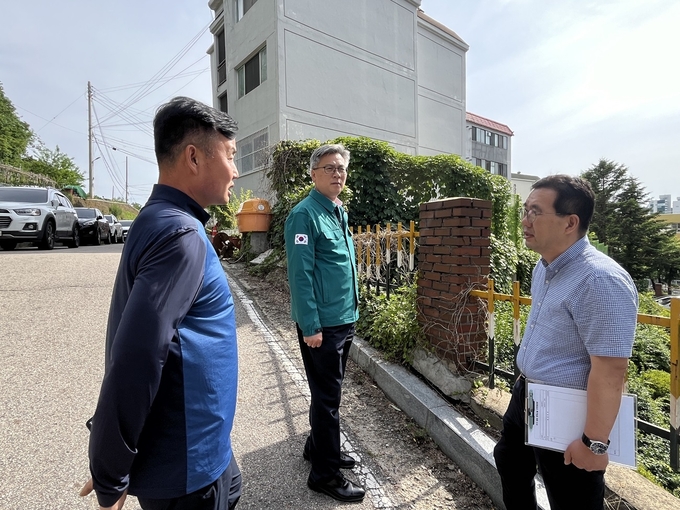 강현도 오산시 부시장이 ,관내 옹벽시설에 대한 현장 안전점검을 실시하고 있다. (사진=오산시 제공)