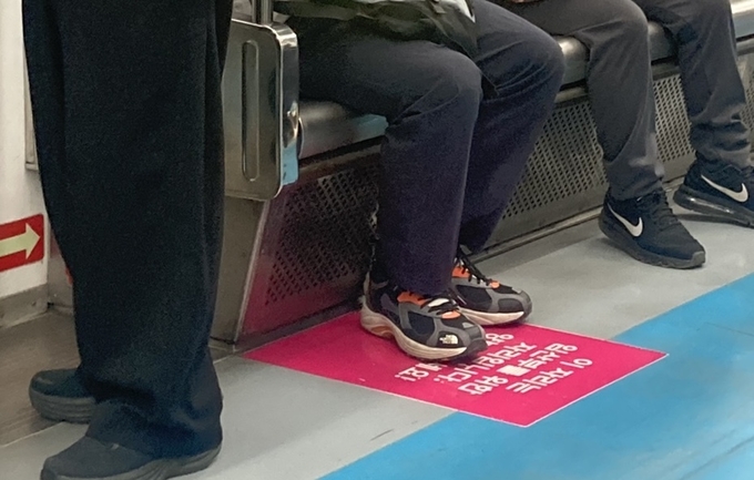도내 한 지하철 임산부배려석에 임산부가 아닌 승객이 앉아 있다. (사진=박민정 기자)