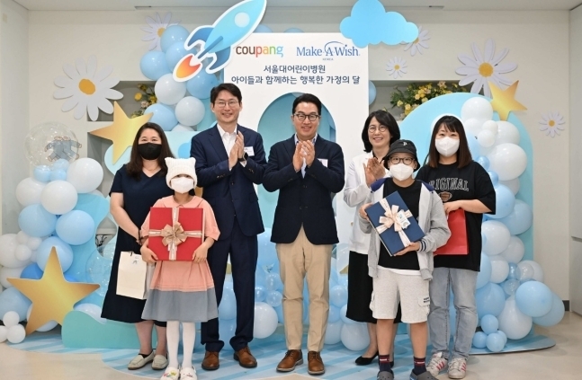 강한승 쿠팡 대표이사(가운데)가 난치병 환아들의 꿈을 응원하기 위한 행사에 참석해 환아 및 가족들과 함께 기념촬영을 하고 있다. (사진=쿠팡 제공)