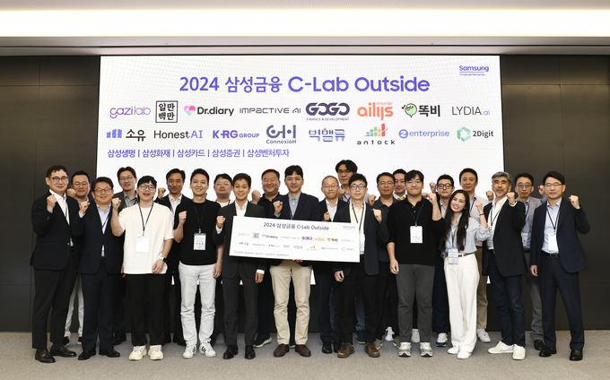 '2024 삼성금융 C-Lab Outside' 본선진출사 축하행사에서 본선진출 스타트업 대표들과 삼성금융네트웍스 각사 관계자가 기념촬영을 하고 있다. (사진=삼성금융네트웍스 제공)