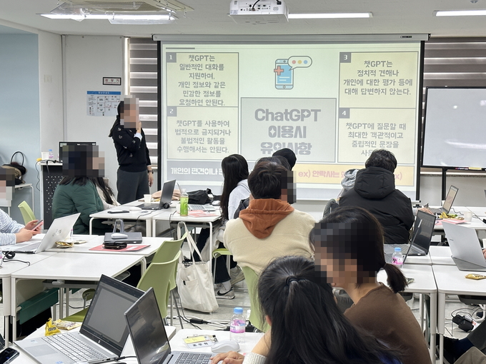 경계선 지능인들이 서울시 밈센터가 진행한 대학·대학원생 멘토와 함께하는 동반자 프로그램에 참여해 강의를 듣고 있다. ( 사진 = 서울시 밈셈터 제공 )