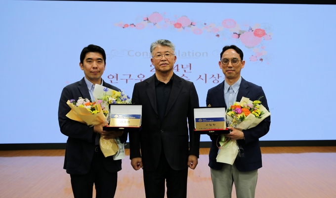 ‘2024 연구우수교수 시상식’ 진행 후 김종현 교수(왼쪽부터), 최기주 아주대 총장, 서형탁 교수의 기념 촬영 모습. (사진=아주대학교 제공)