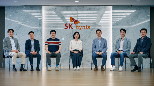 좌담회에 참석한 SK하이닉스 임원들. (왼쪽부터) 권언오 부사장, 김기태 부사장, 이동훈 부사장, 오해순 부사장, 길덕신 부사장, 손호영 부사장, 이재연 부사장. (사진=SK하이닉스 제공)